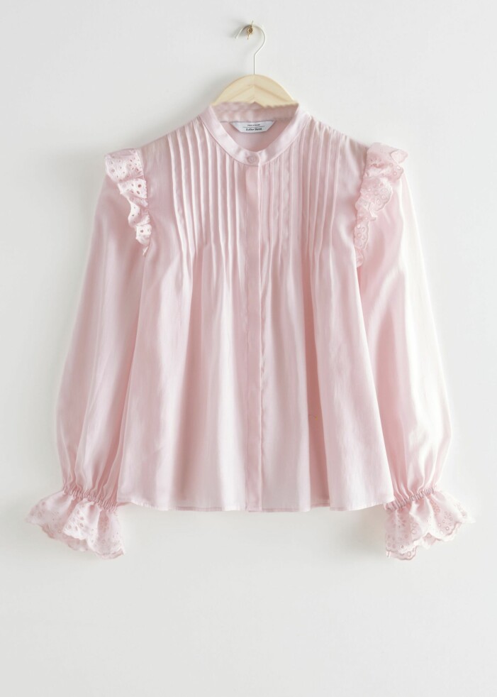 Blus i lyocell/polyester, stl 32–44, 790 kr, & Other Stories. Blus i rosa pastell från & Other Stories med volanger