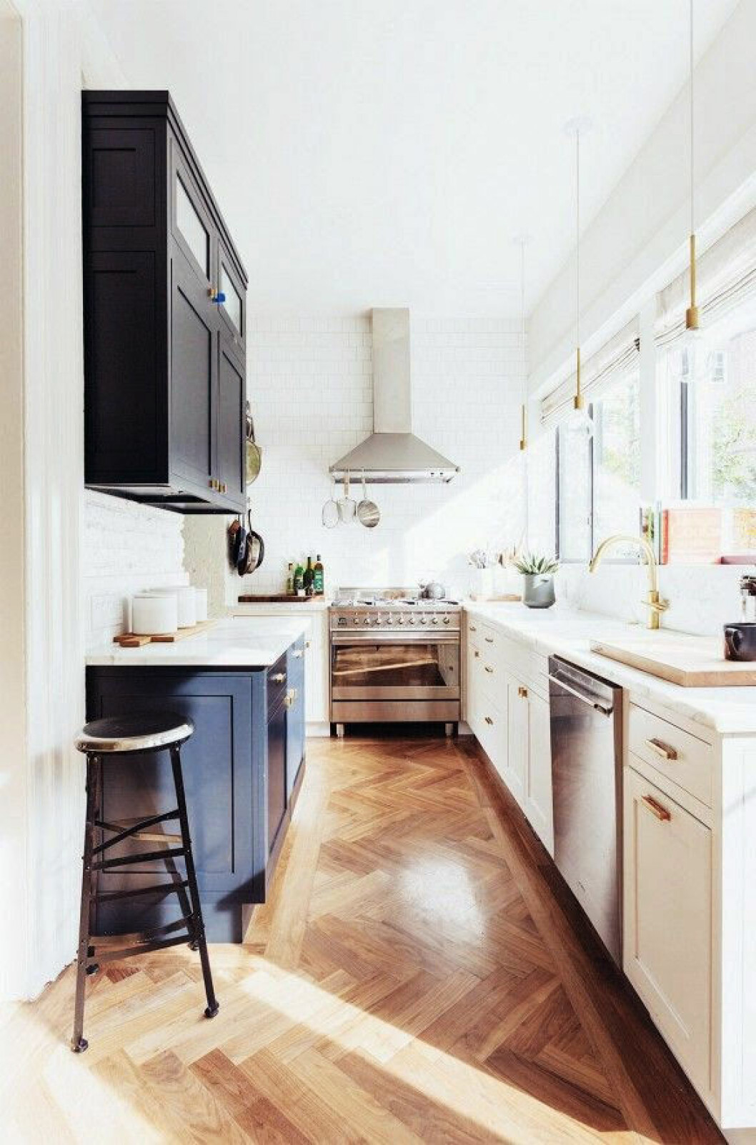 Via: <a href="http://thimbleandcloth.com/inspiring-spaces.html" target="_blank">Thimble & Cloth</a> 01. compact-kitchen