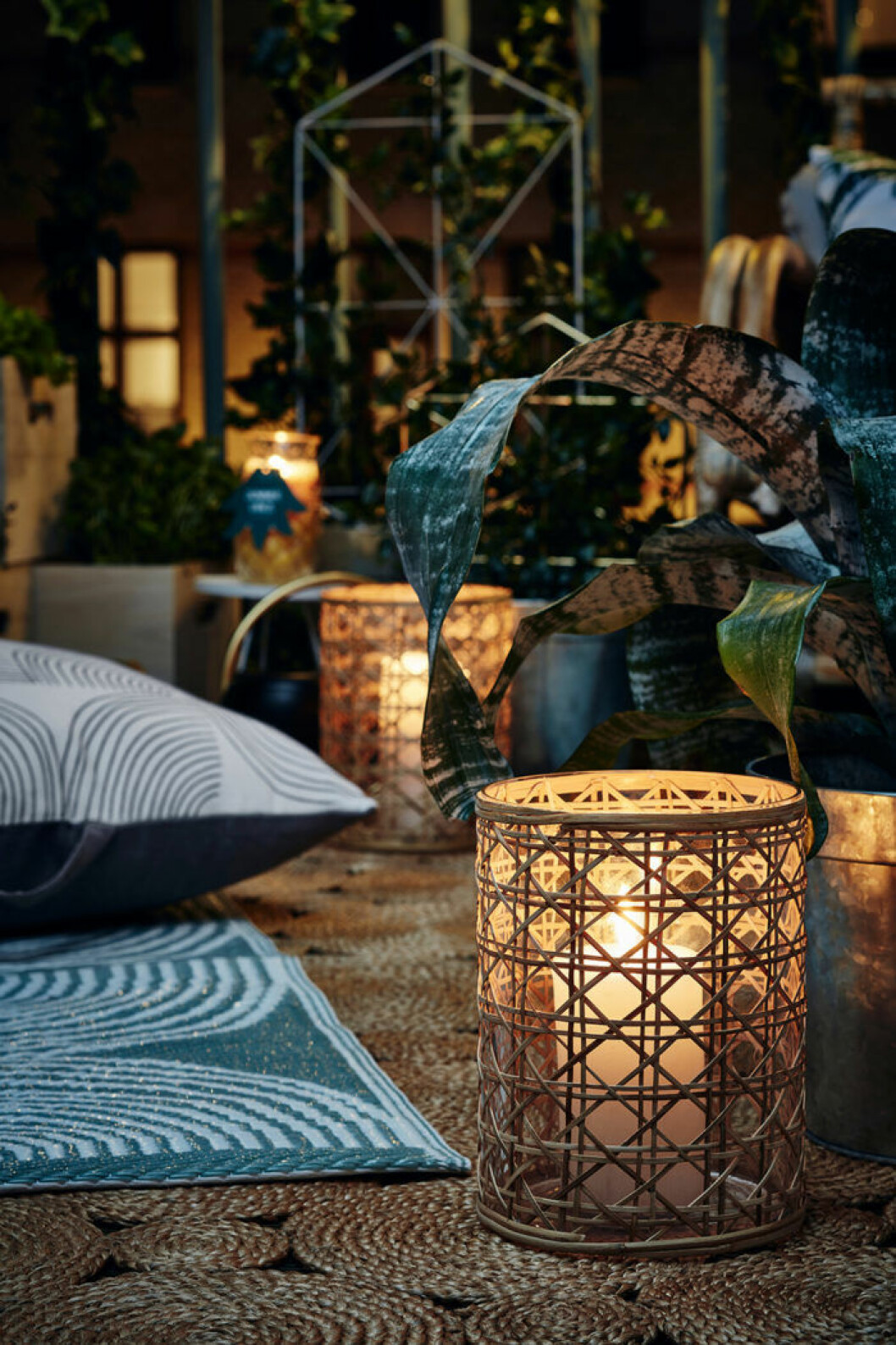 Foto: Lagerhaus Cosy lit lantern at balcony.