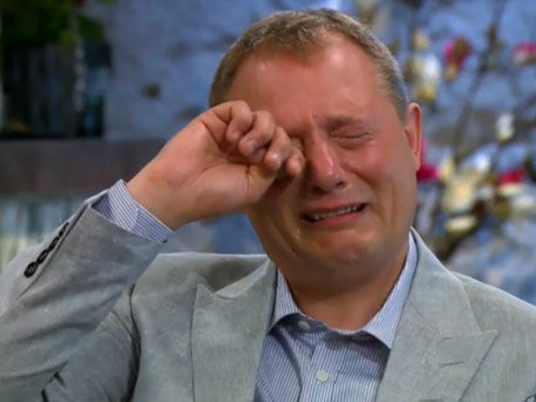 Mörkmålat kök med tavelvägg, ljusgrå köksluckor från Picky living.