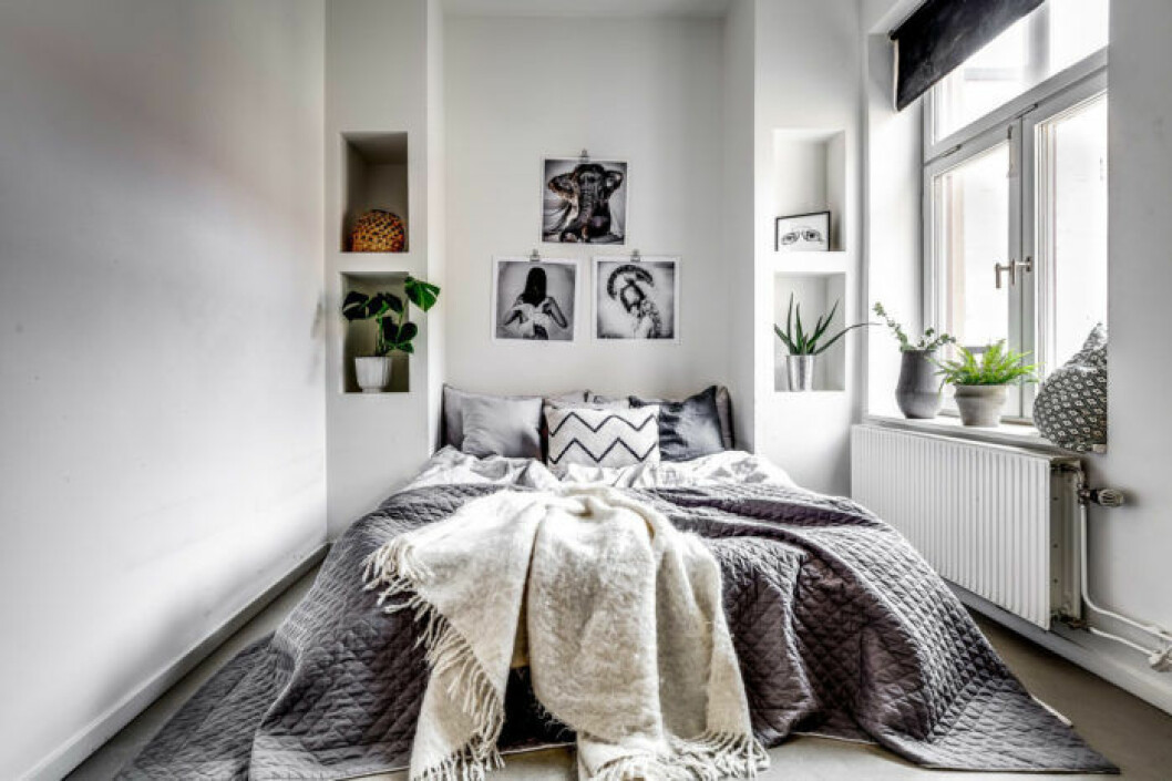 Foto: <a href="https://www.instagram.com/henriknero/" target="_blank" rel="noopener">Henrik Nero</a> Styling: <a href="https://www.instagram.com/stylingbolaget/" target="_blank" rel="noopener">Stylingbolaget</a> för <a href="https://www.notar.se/kontakta-oss/kontor/20391/maklare-vasastan" target="_blank" rel="noopener">Notar</a>/mäklare: Michel Kara Scandinavian styled bedroom.