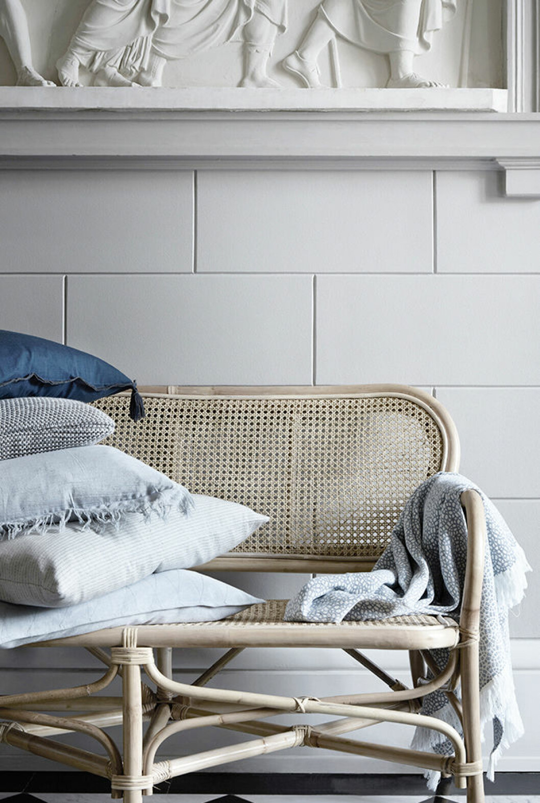 Foto: Broste Copenhagen Rattan sofa with pillows.