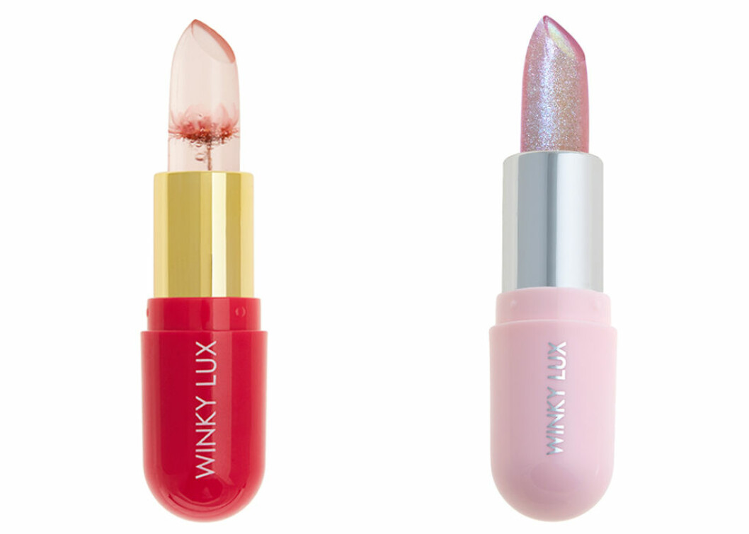 Läppstift <em><a href="https://www.sephora.se/marken/winky-lux/flower-balm-M0006429.html?cgid=WINKY#start=1" target="_blank" rel="noopener">Flower balm</a> pink</em> och <a href="https://www.sephora.se/marken/winky-lux/glimmer-balm-M0006428.html?cgid=WINKY#start=2" target="_blank" rel="noopener"><em>Glimmer balm</em></a>, Winky Lux. Kokosnötsdoftande stift som reagerar på pH-balansen i läpparna och intar färg därefter. Flower balm finns i flera nyanser och olika färg på den äkta krysantemum-blomman inuti och Glimmer balm ger ett diskret skimmer.