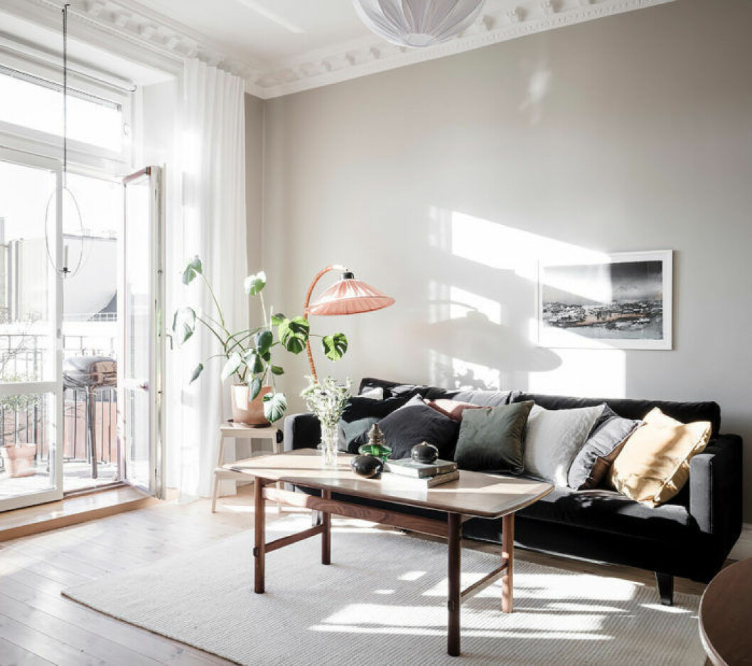 Foto: <a href="https://www.instagram.com/fotografanders/" target="_blank" rel="noopener">Anders Bergstedt</a> för <a href="https://www.instagram.com/entrancemakleri/" target="_blank" rel="noopener">Entrance mäkleri</a>/mäklare: Erika Bergholm Livingroom in light colours, green plants and pink details. Scandinavian interior decoration ideas and inspiration.