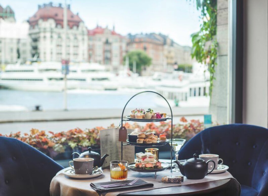 Foto: <a href="http://www.mariasahlander.se/" target="_blank">Maria Sahlander</a> Styling: <a href="http://bybon.se/" target="_blank">By Bon</a> för <a href="http://www.bjurfors.se/" target="_blank">Bjurfors</a>/mäklare Sandra Stals 02. dark-wood-mirror