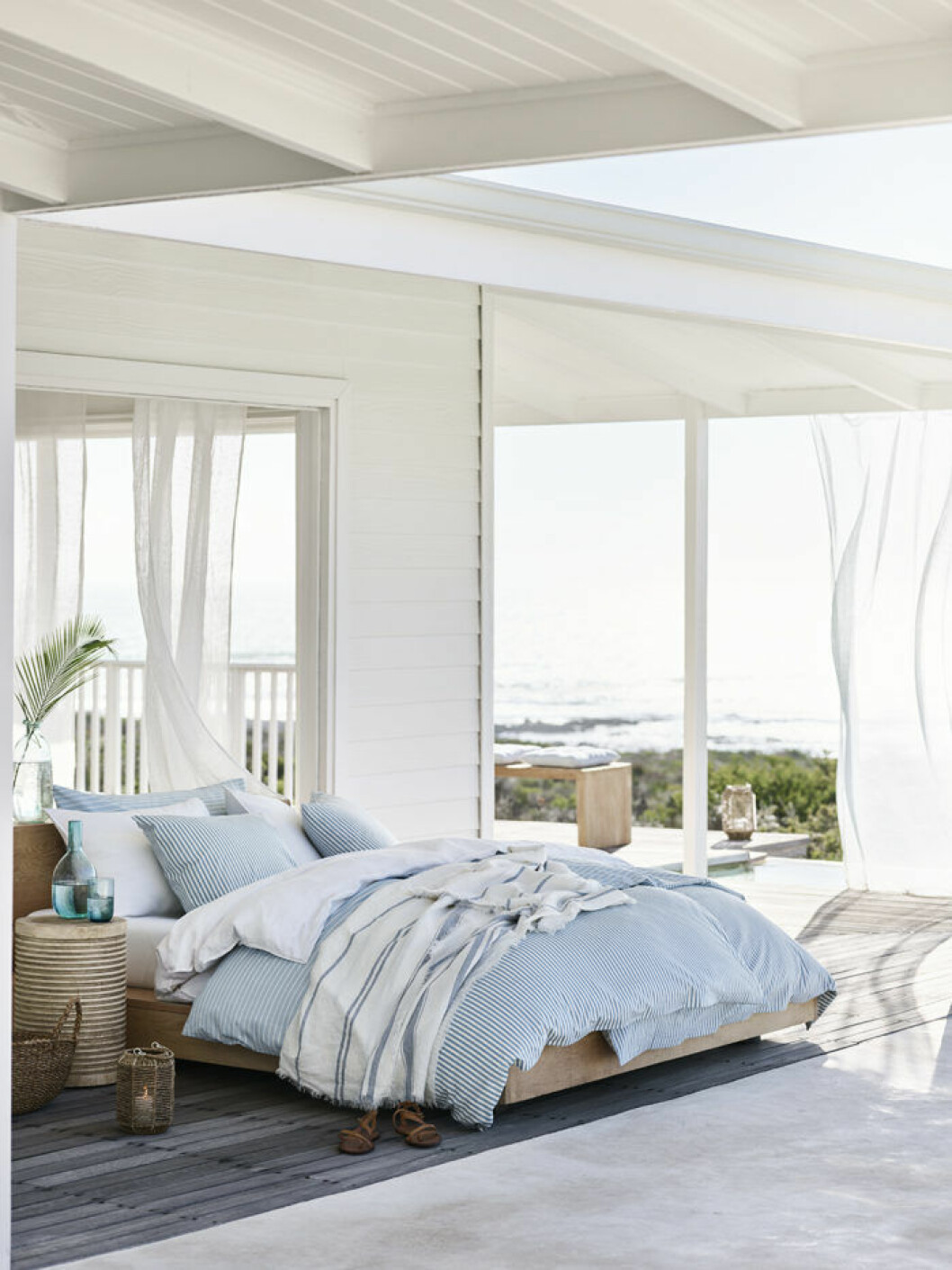 Öppet sovrum med medelhavskänsla. H&M Home sommaren 2018.