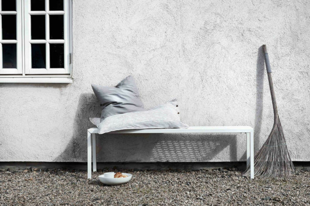Vit bänk för utomhusbruk, Jotex 2018.
