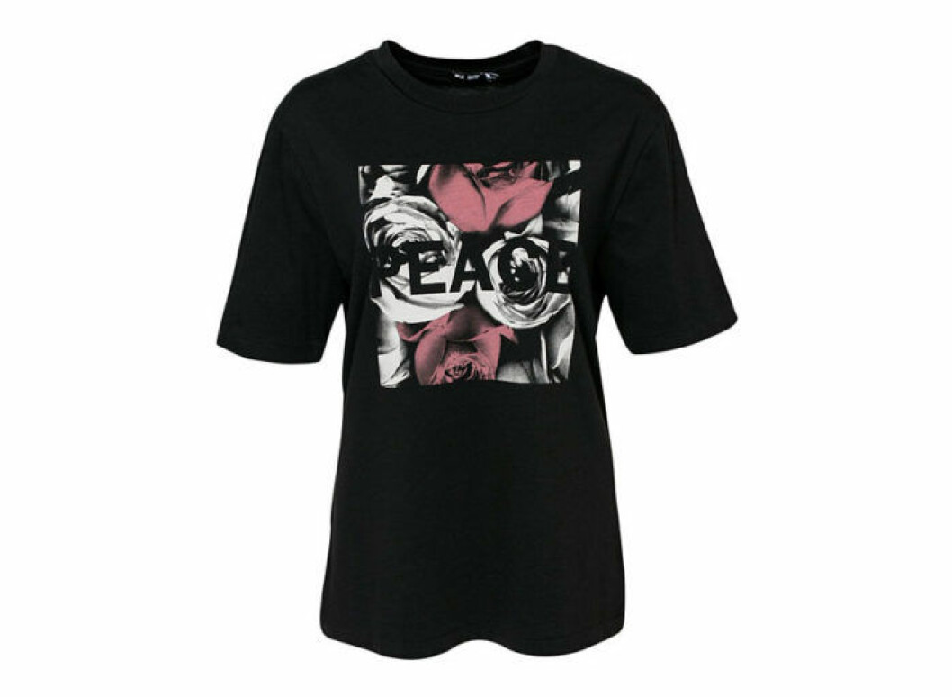 <em>T-shirt</em> i bomull, 799 kr, <a href="http://www.blkdnmcloseup.com/" target="_blank">Blk Dnm</a>/<a href="http://nelly.com/se/kl%C3%A4der-f%C3%B6r-kvinnor" target="_blank">Nelly.com</a> T-shirt i bomull, 799 kr, Blk Dnm/Nelly.com