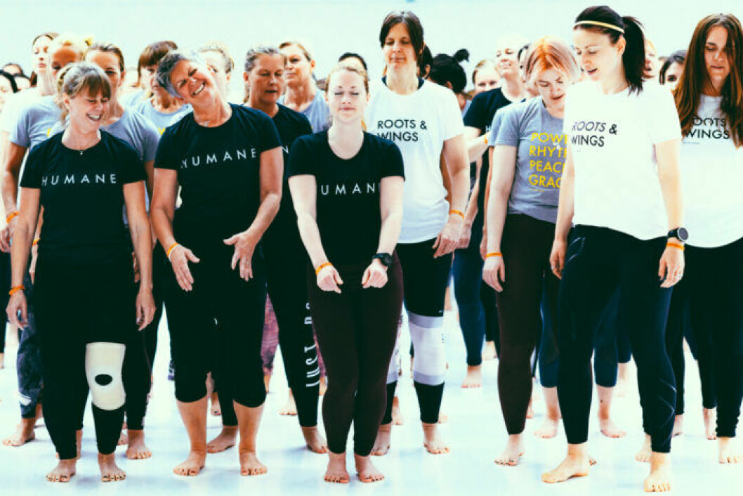 Erika uppmuntrar alla till att känna efter vad kroppen vill göra – vill den dansa, sätt på en låt och dansa hemma! Foto: Martin de la Foi. Människor som står i grupp