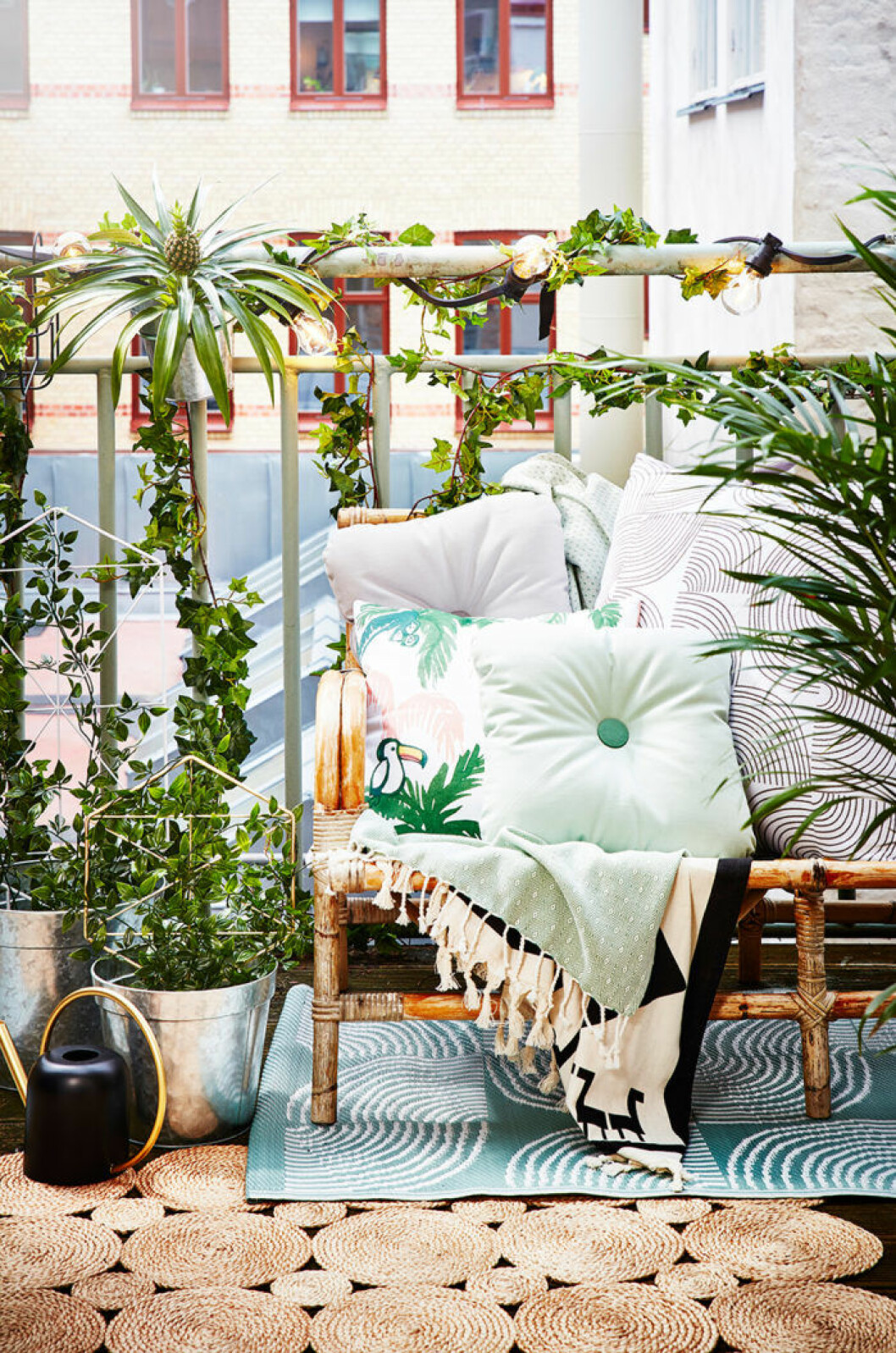 Foto: Lagerhaus Summer balcony with plants and pillows.