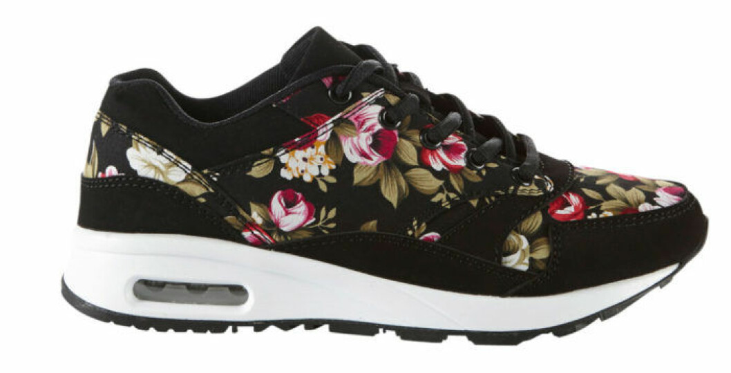 3. Blommigt är en av vårens stora trender och sneakers likaså. Med denna sko i konstmocka blir det dubbelt rätt! Pris 399 kr från <a href="http://www.ellos.se/" target="_blank">Ellos</a>. 3. Blommigt är en av vårens stora trender och sneakers likaså. Med denna sko i konstmocka blir det dubbelt rätt! Pris 399 kr från Ellos.