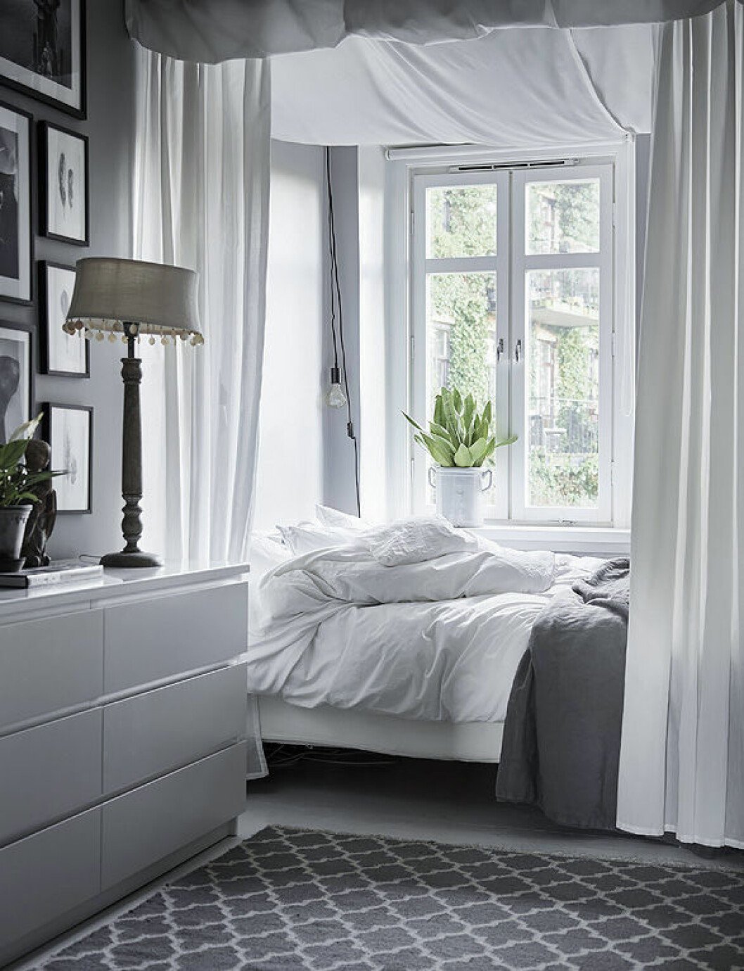 Foto: <a href="https://www.instagram.com/fotografanders/" target="_blank" rel="noopener">Anders Bergstedt</a> för <a href="https://www.instagram.com/entrancemakleri/" target="_blank" rel="noopener">Entrance mäkleri</a>/mäklare: Erika Bergholm Cosy bedroom with grey and white colours. Fabric over the bed. Scandinavian interior decoration ideas and inspiration.