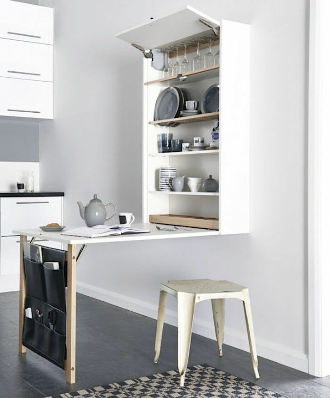 Via: <a href="http://www.gardenista.com/posts/trending-on-remodelista-city-life-september-18-2015" target="_blank">Gardenista</a> 03. compact-kitchen2