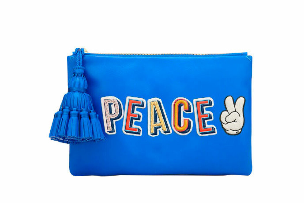 <em>Skinnclutch</em>, ca 8 500 kr, <a href="http://www.anyahindmarch.com/" target="_blank">Anya Hindmarch</a>. Med deras skinnstickers skapar du själv en väska genom att välja text och symboler du vill ha. Skinnclutch, ca 8 500 kr, Anya Hindmarch/ www.anyahindmarch.com Med deras skinnstickers skapar du själv en väska genom att välja text och symboler du vill ha.