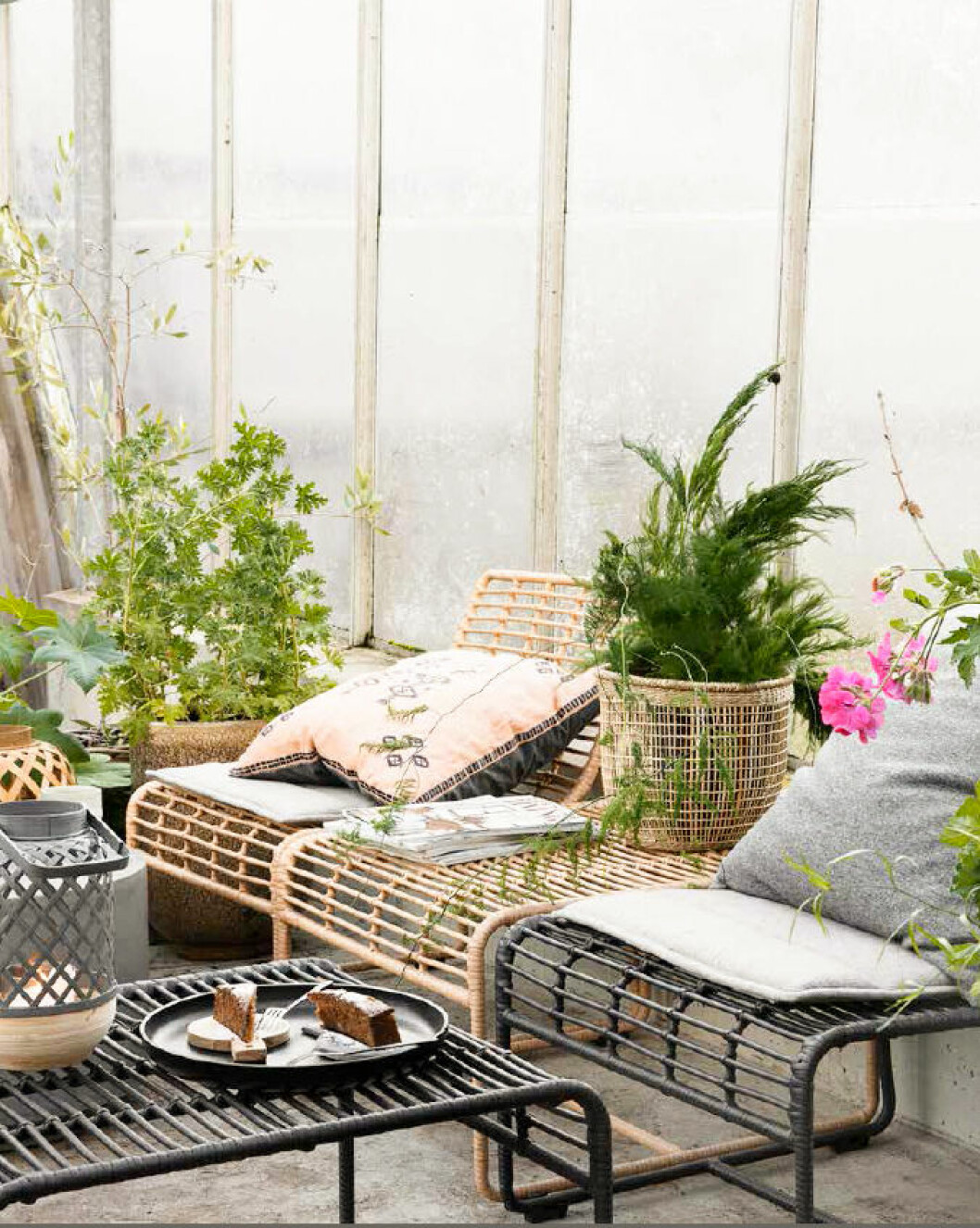 Foto: House Doctor Rattan chairs at the balcony with pillows and plants. Outdoor furniture from House doctor.
