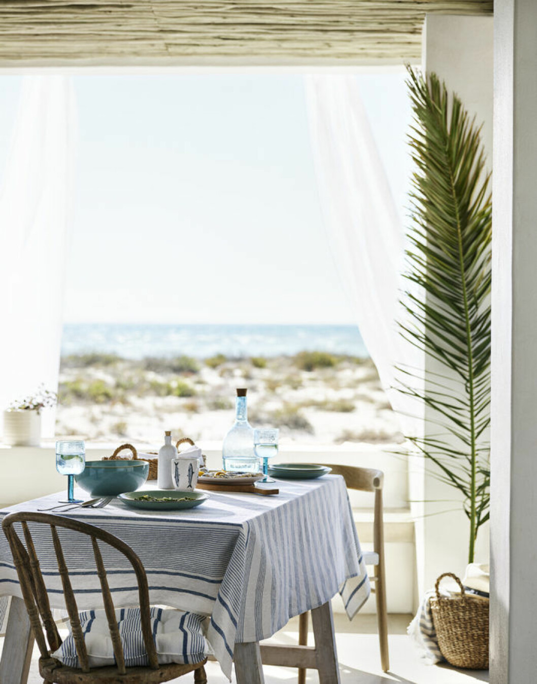 Matbord med blåvitrandig duk. H&M Home sommaren 2018.