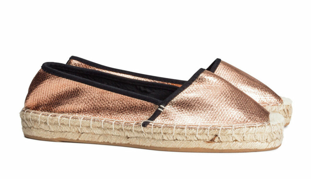 En perfekt sommarsko. De metallicskimmrande espadrillerna från H&M kostar 199 kr, och passar lika bra till kjolen som till byxan. metallicskimmrande espadrillerna från H&M