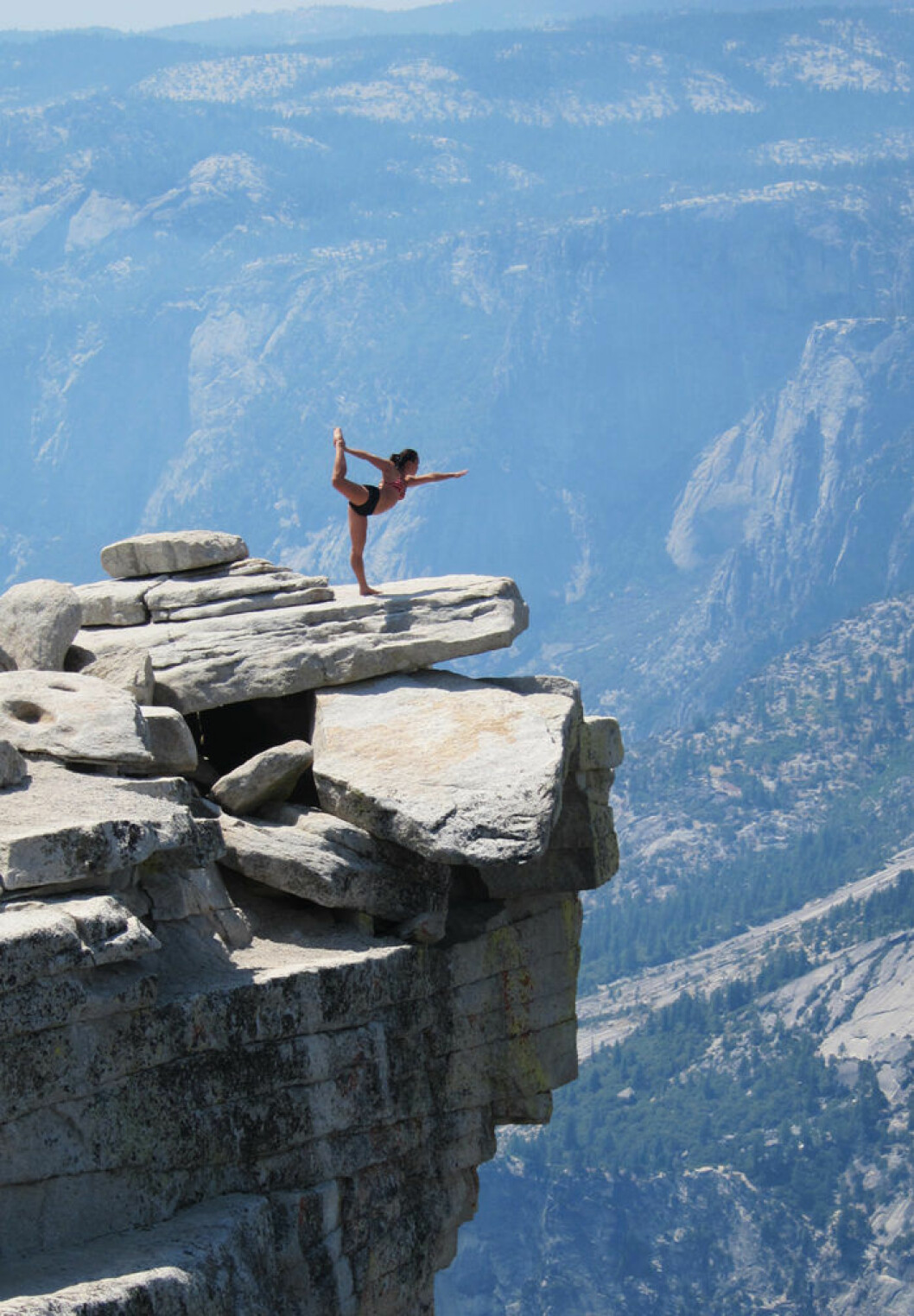 Foto via: <a href="http://sfsynergymassage.massagetherapy.com/about-the-owner" target="_blank">Synergi massage & wellness</a> 04. yoga-cliff