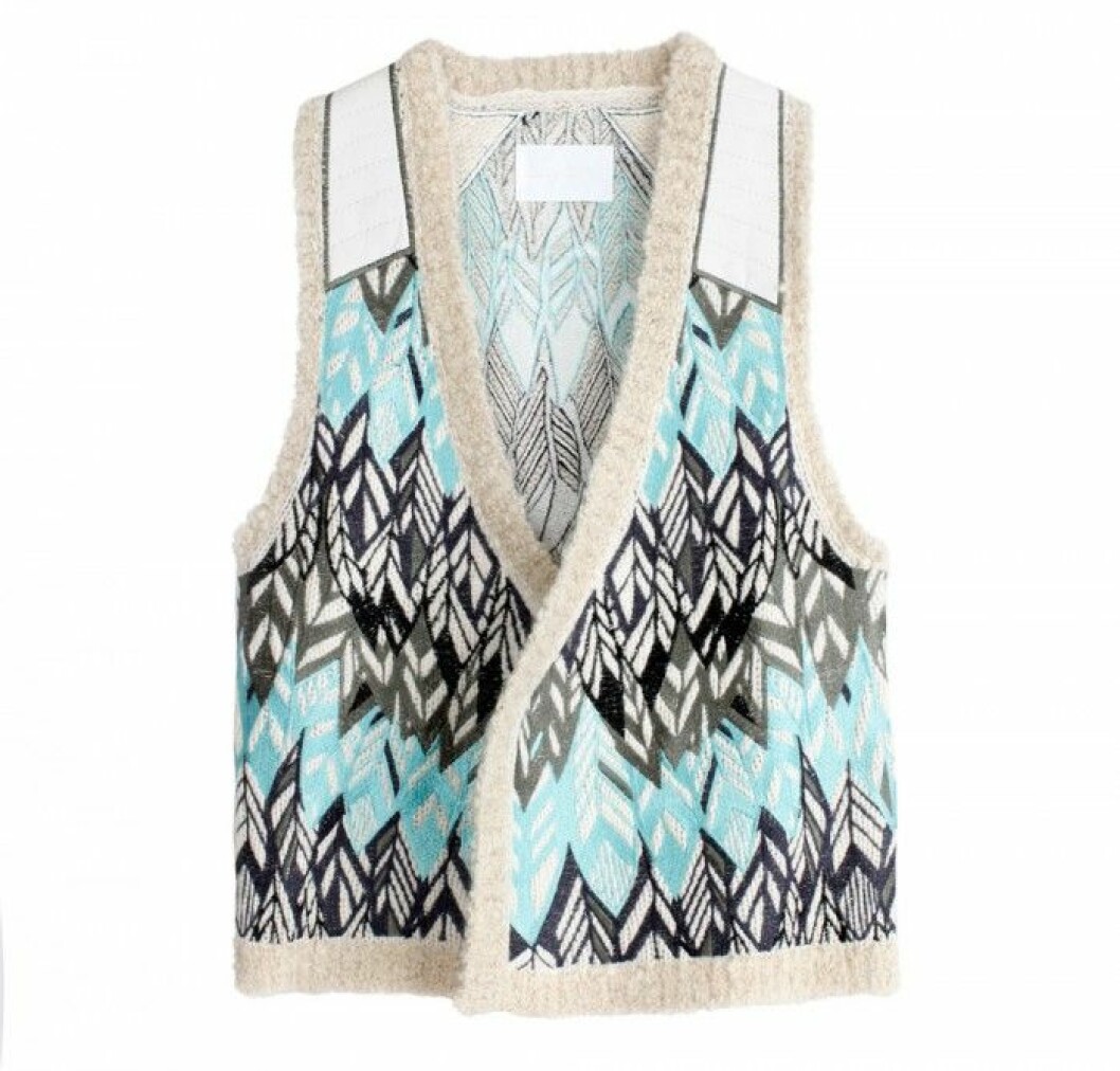 Stickad <em>väst</em> med brodyr, 3 700 kr, <a href="http://www.zadig-et-voltaire.com/eu/fr/?redirected=true" target="_blank">Zadig & Voltaire</a>. Stickad väst med brodyr