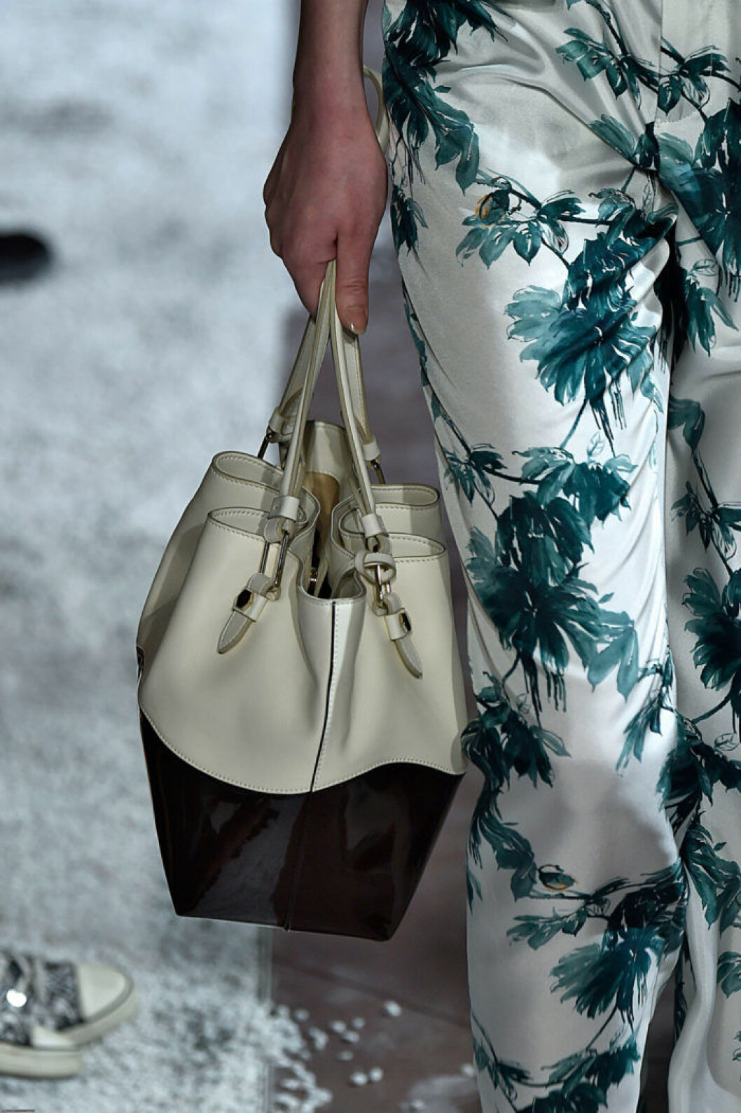 Blommönstrade sidenbyxor och en tvåfärgad variant av handväskan Flower bag. Blommönstrade sidenbyxor och en tvåfärgad variant av handväskan Flower bag.
