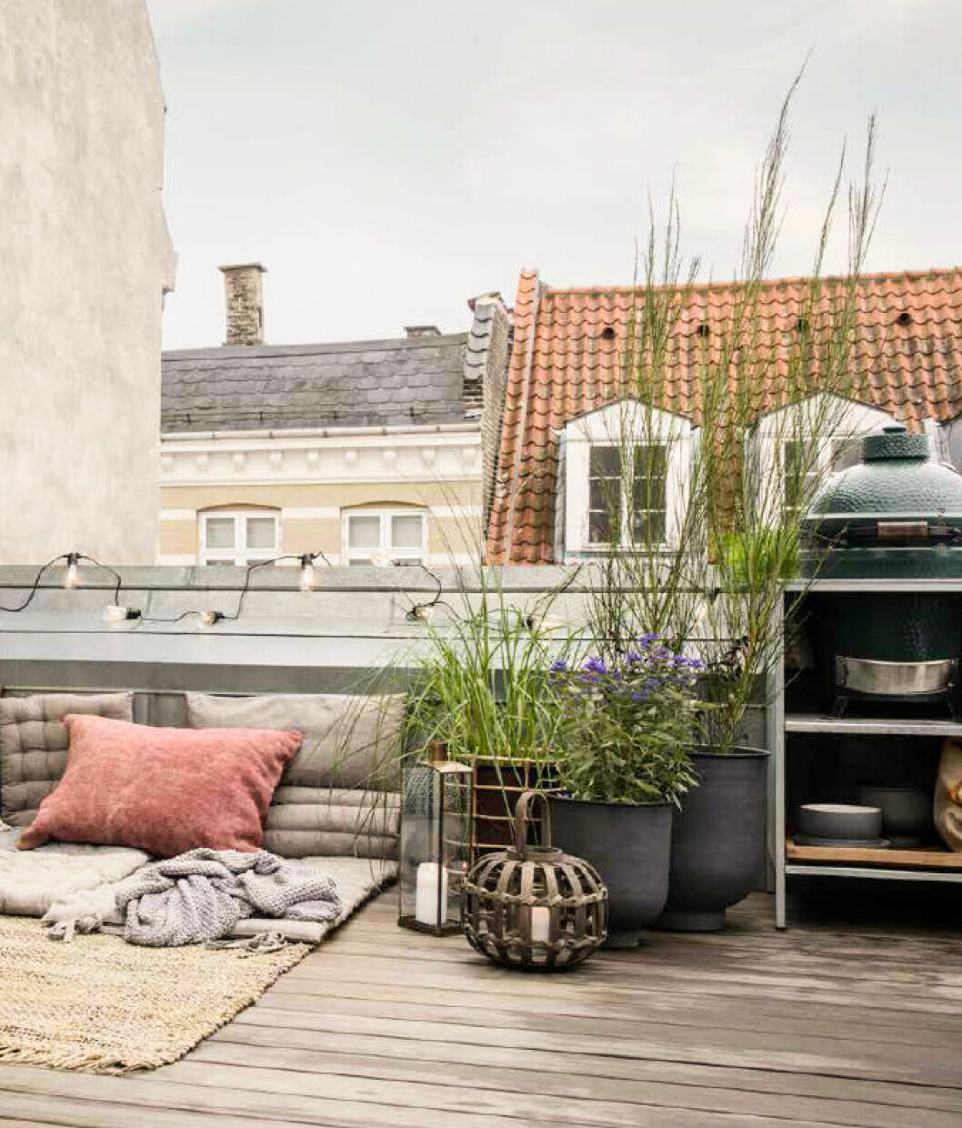 Foto: House Doctor Cosy balcony with plants and pillows.