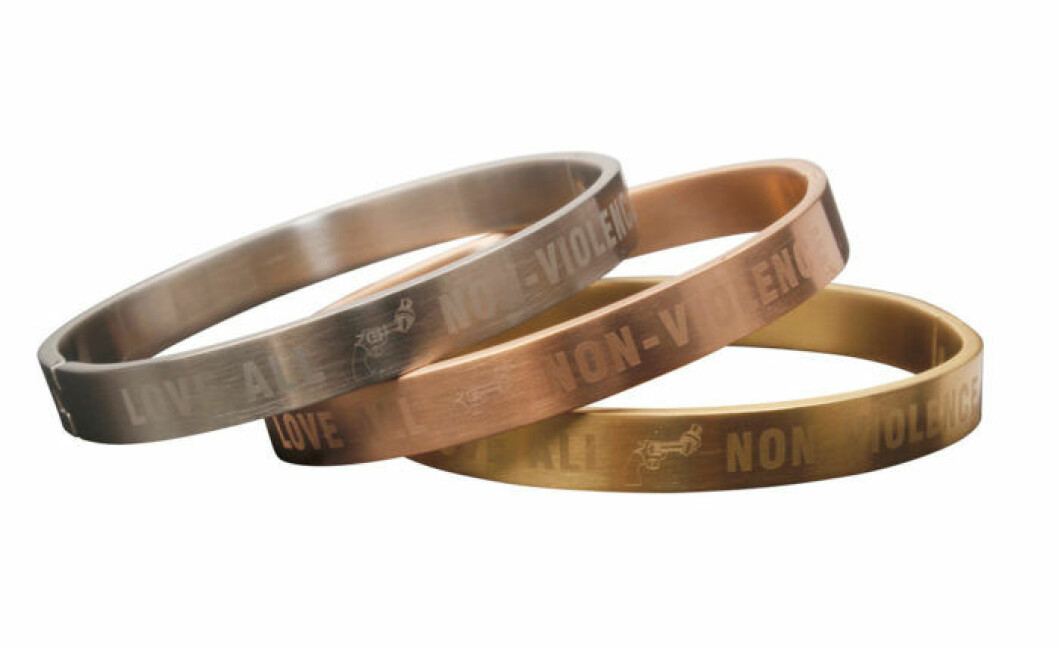 5. <em>Armband</em> med texten Non-Violence och den knutna pistolen av Carl Fredrik Reuterswärd. Pris från 299 kr–399 kr, <a href="http://www.nonviolence.com" target="_blank">Non-Violence Movement Oxxo Design</a>. En del av intäkterna går till organisationen Non-Violence Project. Armband med texten Non-Violence och den knutna pistolen av Carl Fredrik Reuterswärd. Pris från 299 kr–399 kr, Non-Violence Movement Oxxo Design. En del av intäkterna går till organisationen Non-Violence Project. ( länk http://www.nonviolence.com)