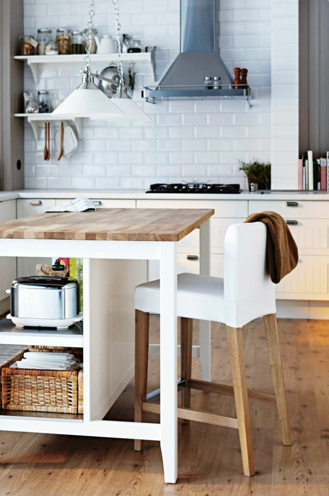 Via: <a href="http://www.insideout.com.au/renovations/kitchen/11-space-saving-ideas-for-your-kitchen" target="_blank">Inside Out</a> 05. compact-kitchen