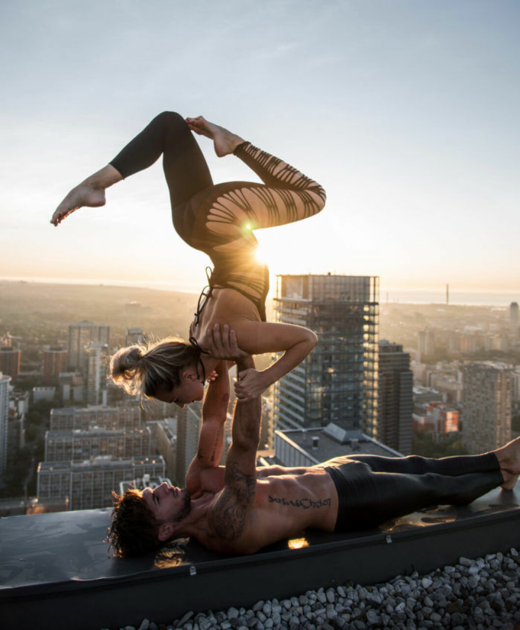 Foto via: <a href="http://www.acrobuddhas.com/videos/" target="_blank">Acro buddhas</a> 05. yoga-rooftop