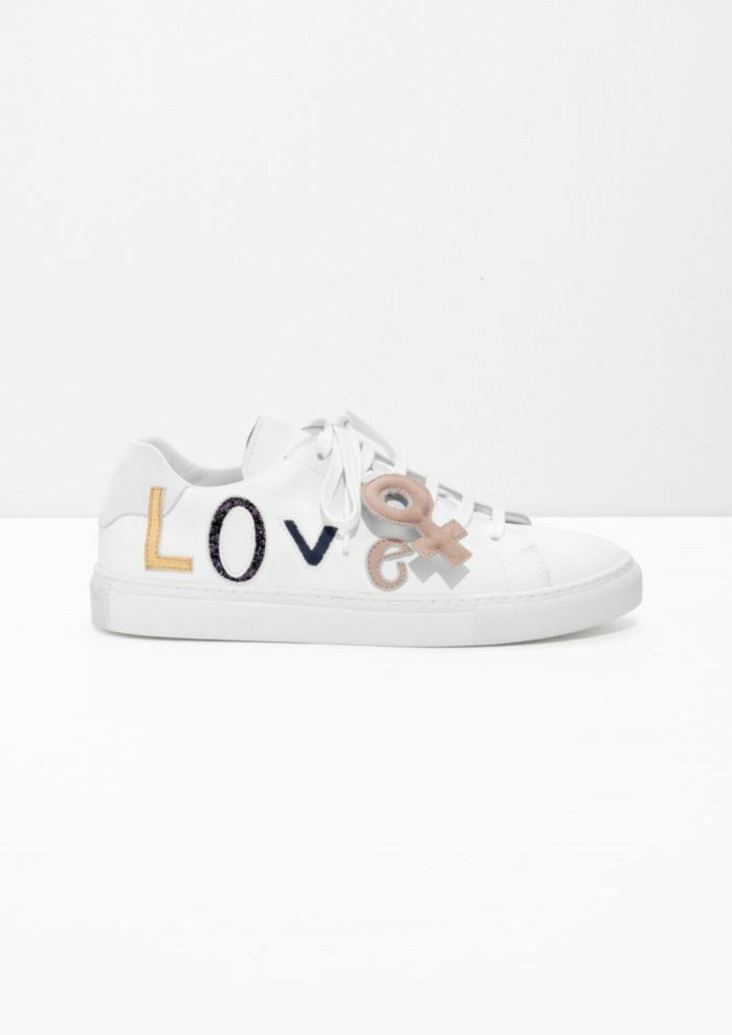 Sneaker från & Other Stories, <a href="https://apprl.com/sv/pd/4aMB/" target="_blank" rel="noopener">läs mer och köp här. </a>