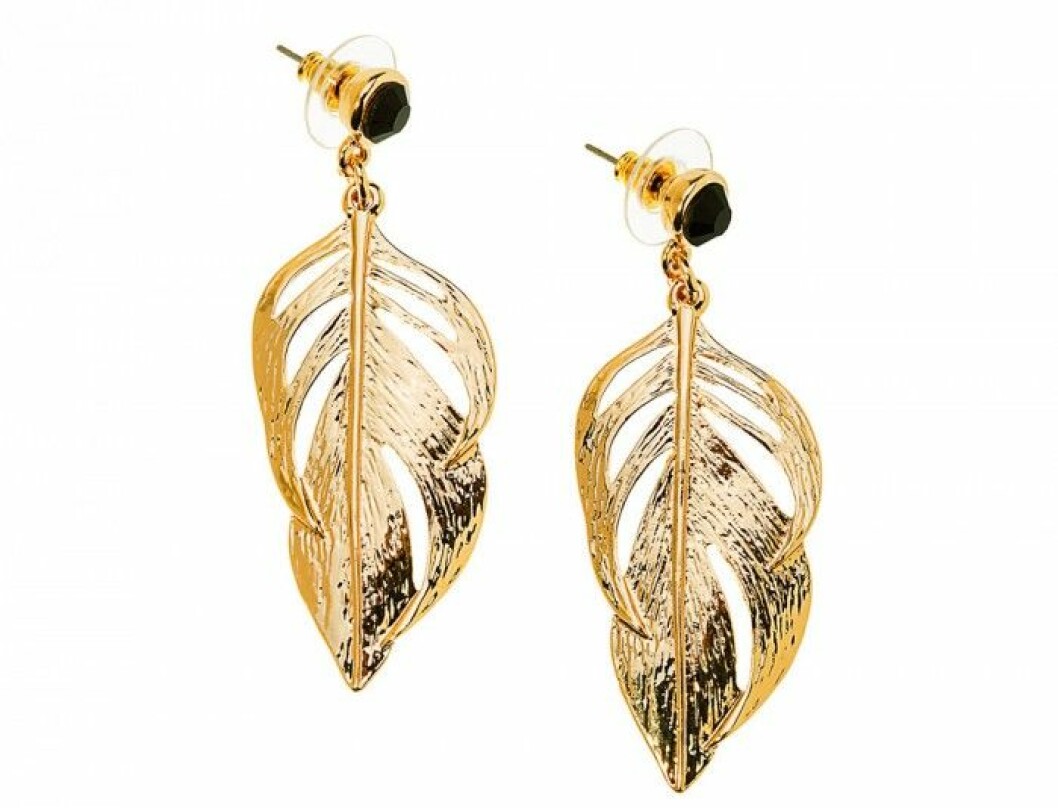 Guldfärgade <em>metallörhängen</em>, 79,90 kr, <a href="http://glitter.se/" target="_blank">Glitter</a>. Guldfärgade metallörhängen