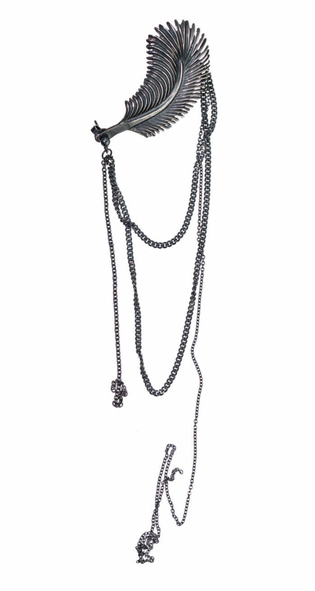 Oxiderat <em>silverörhänge</em> med kedjor, 4 750 kr, <a href="http://www.marianilsdotter.com/" target="_blank">Maria Nilsdotter</a>. Oxiderat silverörhänge med kedjor