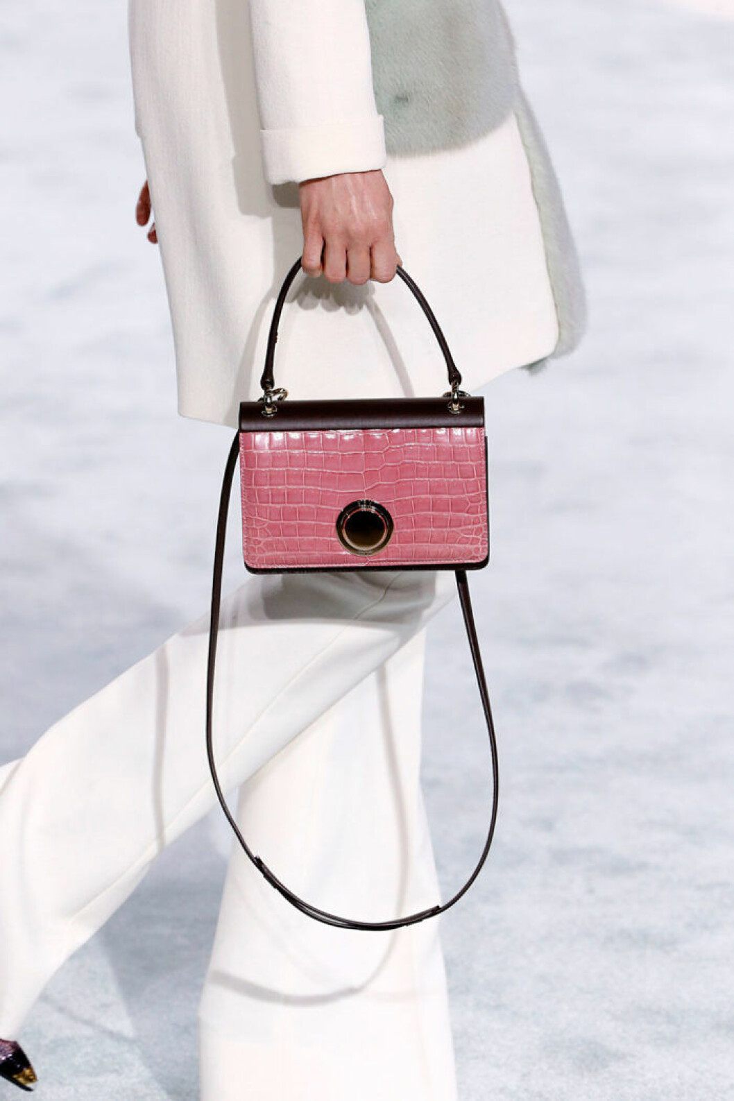 Rosa detalj hos Giambattista Valli. Rosa detalj hos Giambattista Valli.