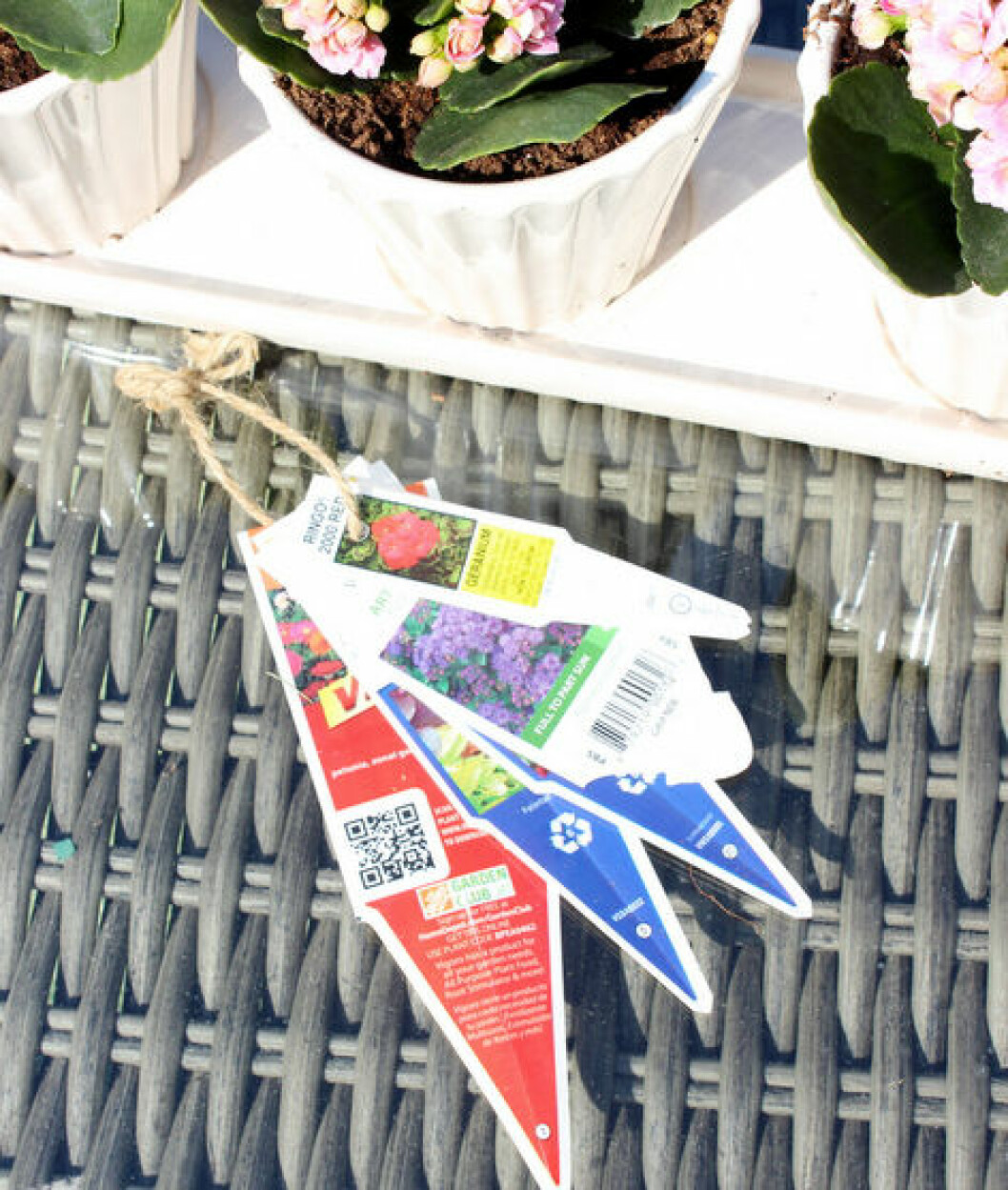 The <a href="http://thediyplaybook.com/2014/05/how-to-remember-what-you-planted-the-following-year.html" target="_blank">DIY Playbook</a> 08. plant-tags