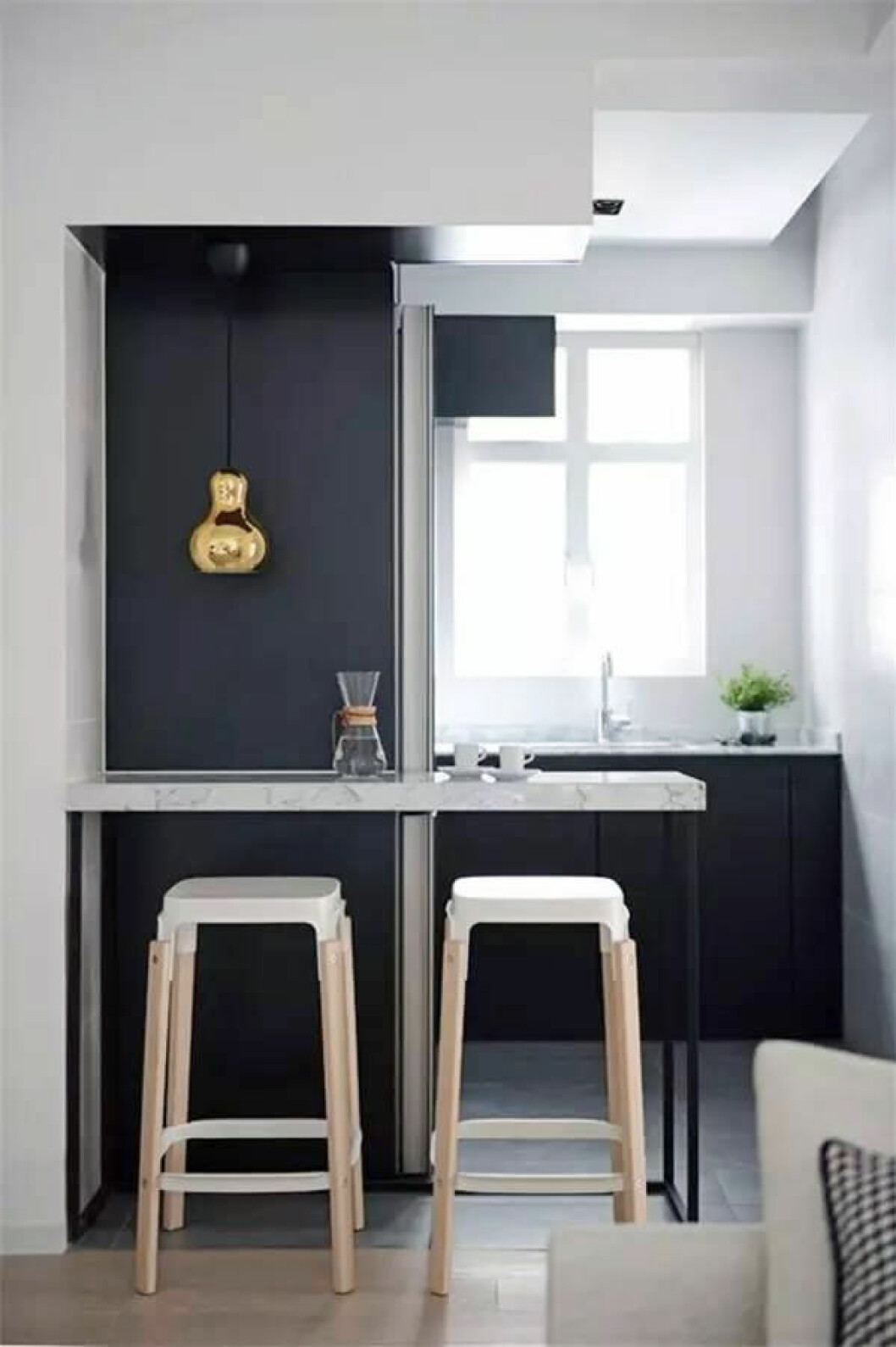 Via: <a href="http://news.twoeggz.com/sheji/2016-01-28/1044864.html" target="_blank">Two Eggz</a> 09. compact-kitchen