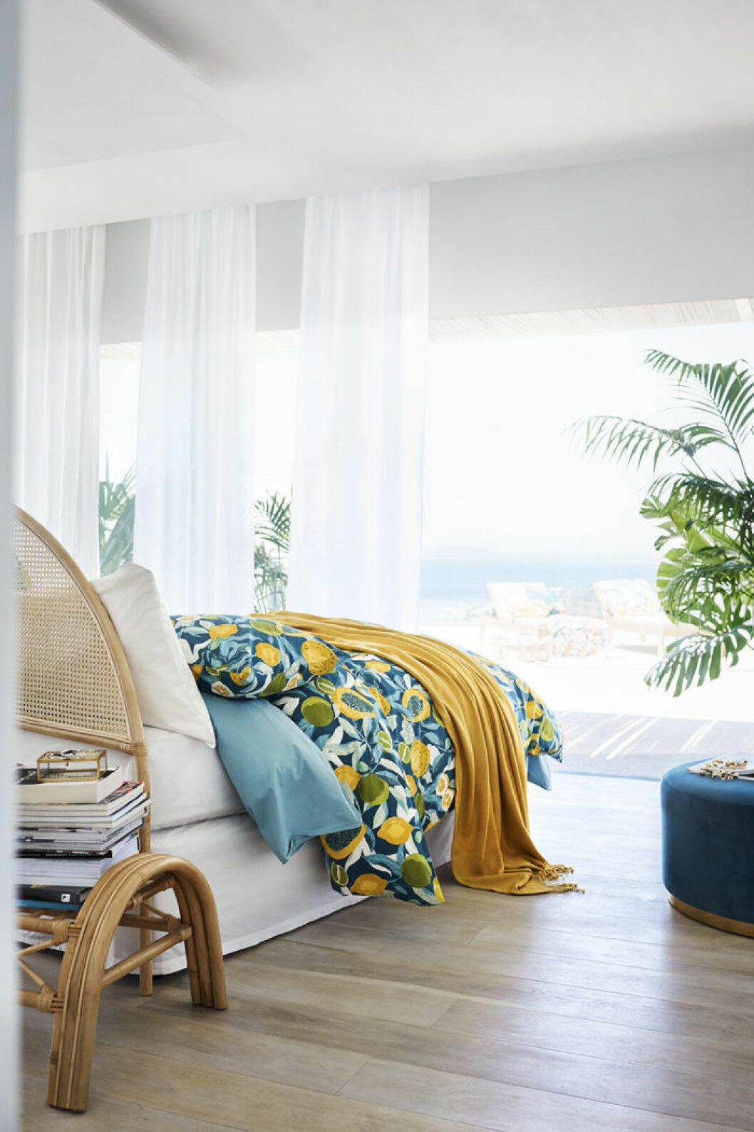 Öppet sovrum med medelhavstouch. H&M Home sommaren 2018.