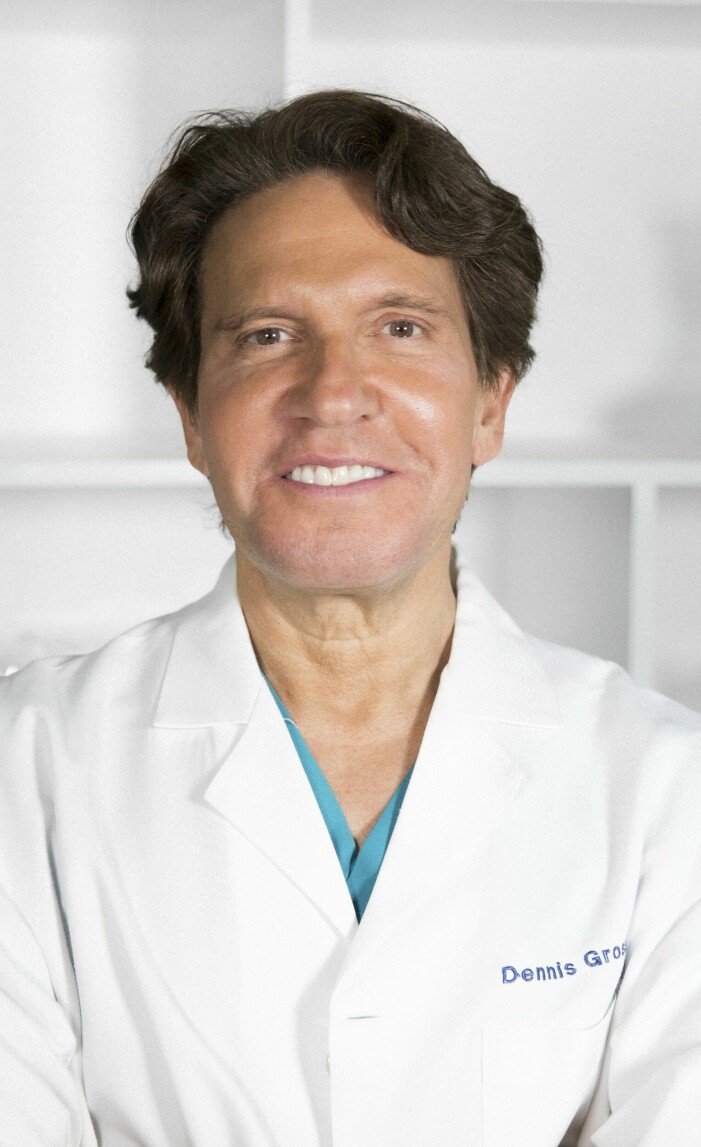 Doktor Gross är hudläkare och har skrivit ett antal böcker om ämnet. Dennis Gross är hudläkare och grundare till Dr Dennis Gross Skincare.