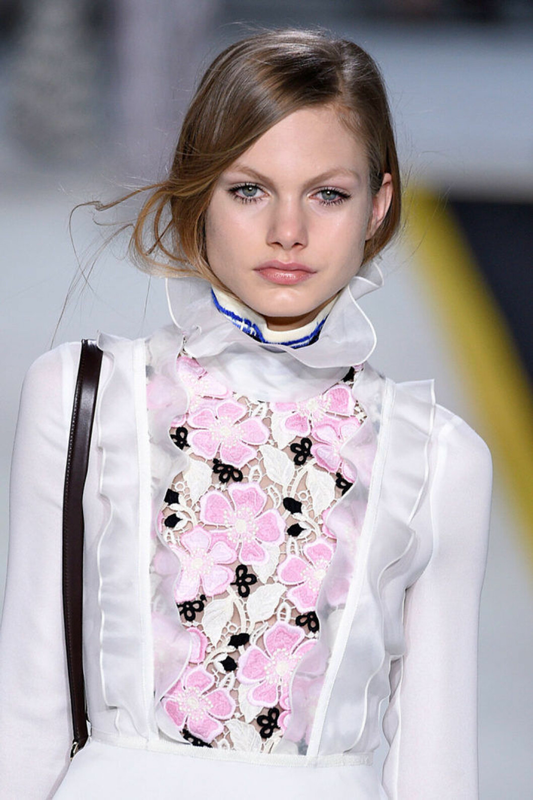 Blus med vårkänsla hos Giambattista Valli. Blus med vårkänsla hos Giambattista Valli.
