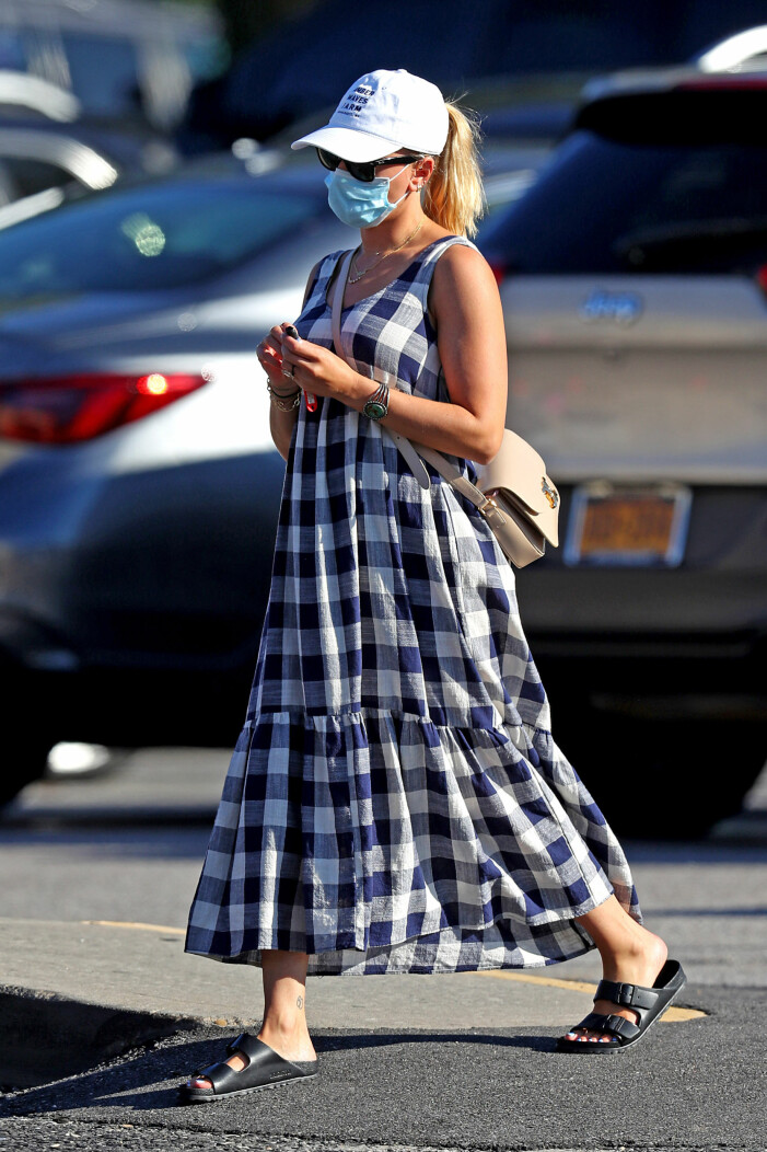 Scarlett Johansson i sommarens drömlook, keps och Birkenstock Scarlett Johansson i keps