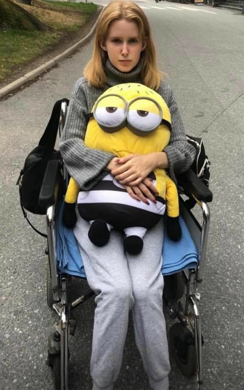 I mars 2020 opererade hon bort skruvarna som höll ihop hennes trasiga bäcken, nu ser Livia Nävertun som fyller 17 i september, fram emot att få leva vanligt tonårsliv. Utan sjukhus.