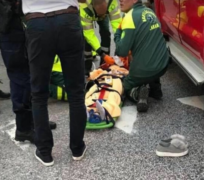 Livia Nävertun som fastnade under bilden vid olyckan, fick släpas fram av räddningspersonalen 16-åriga Livia Nävertun blev överkörd