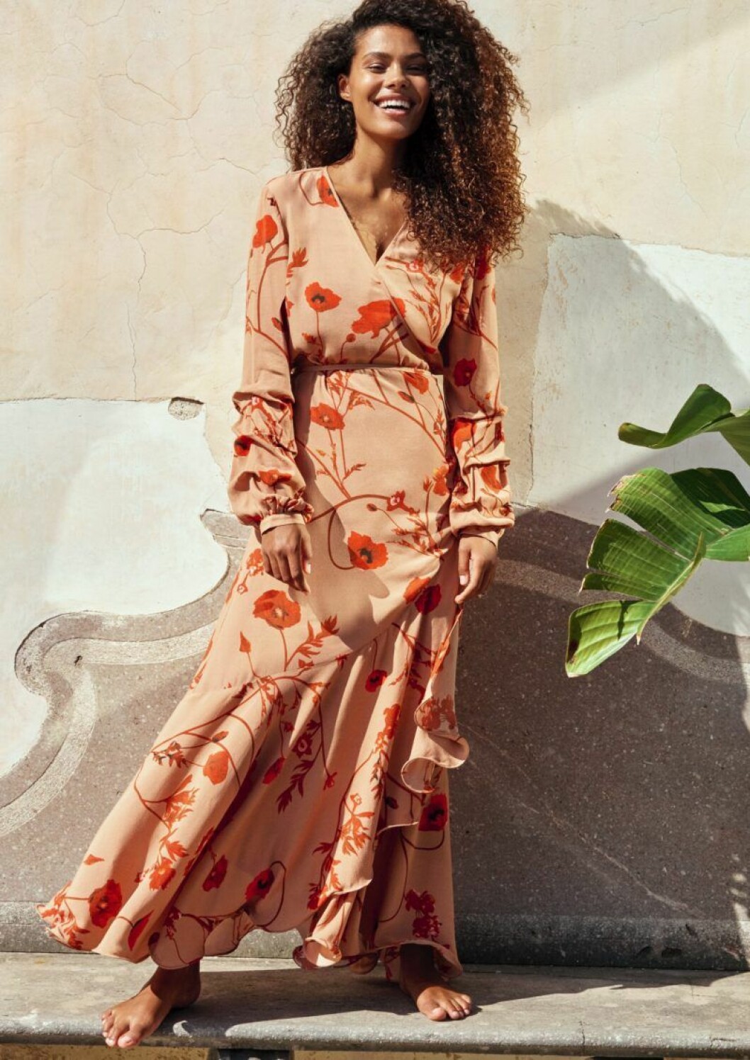 Tina Kunakey i ett av plaggen från samarbetet. Johanna Ortiz x H&M klänning
