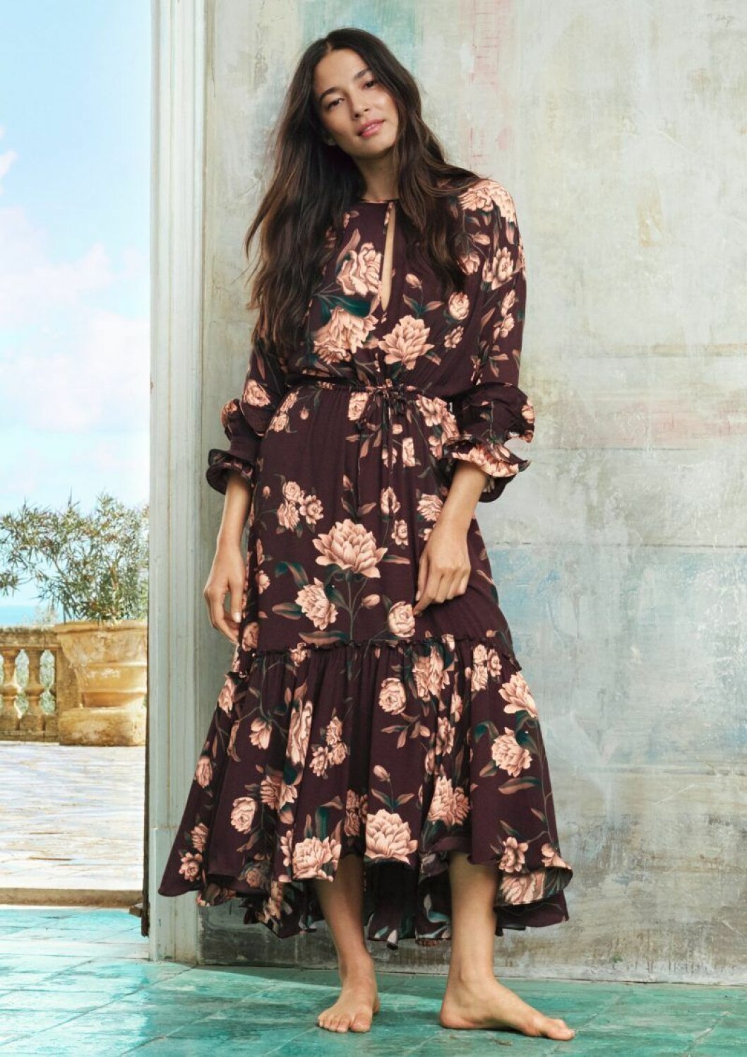 Jessica Gomes i en blommig klänning från Johanna Ortiz x H&M Johanna Ortiz x H&M blommigklänning