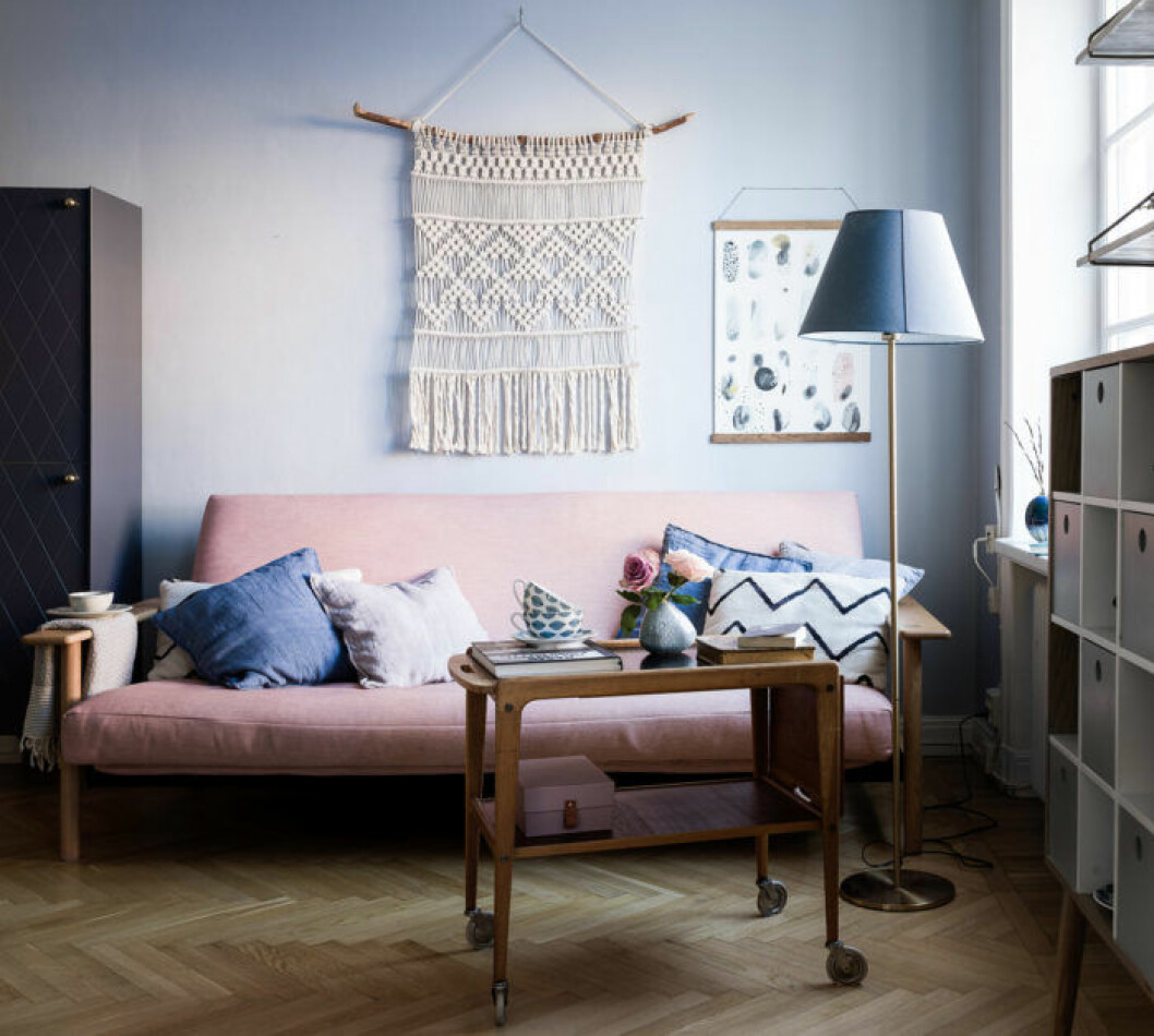 Foto: <a href="https://www.instagram.com/johanspinnell/" target="_blank" rel="noopener">Johan Spinnell</a> Styling:<a href="https://www.instagram.com/skogsvild/" target="_blank" rel="noopener"> Copparstad</a> för <a href="https://www.instagram.com/historiskahem/" target="_blank" rel="noopener">Historiska hem</a>/mäklare: Marie Holmerson Livingroom with pink sofa, blue pinted walls and macramé. Scandinavian interior styling ideas and inspiration.
