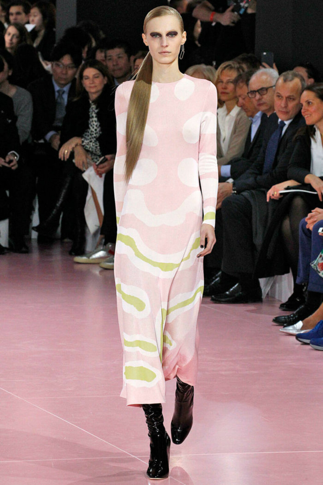 Christian Dior visade en rosa långklänning. Christian Dior visade en rosa långklänning.
