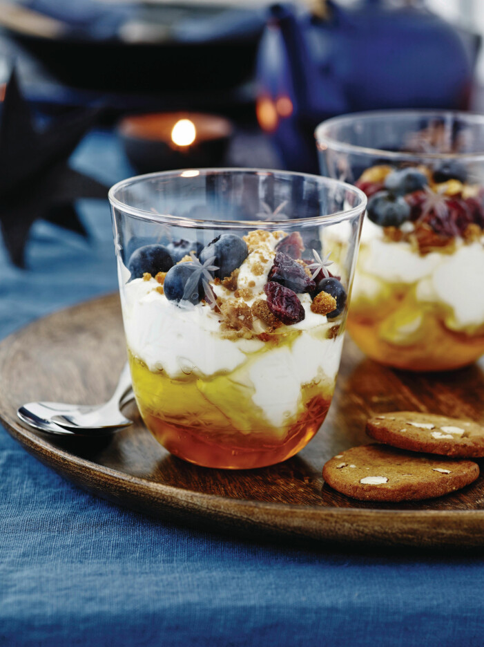 Sött och syrligt med yoghurt, honung och färska bär Yoghurt med pepparkakor, honung och bär