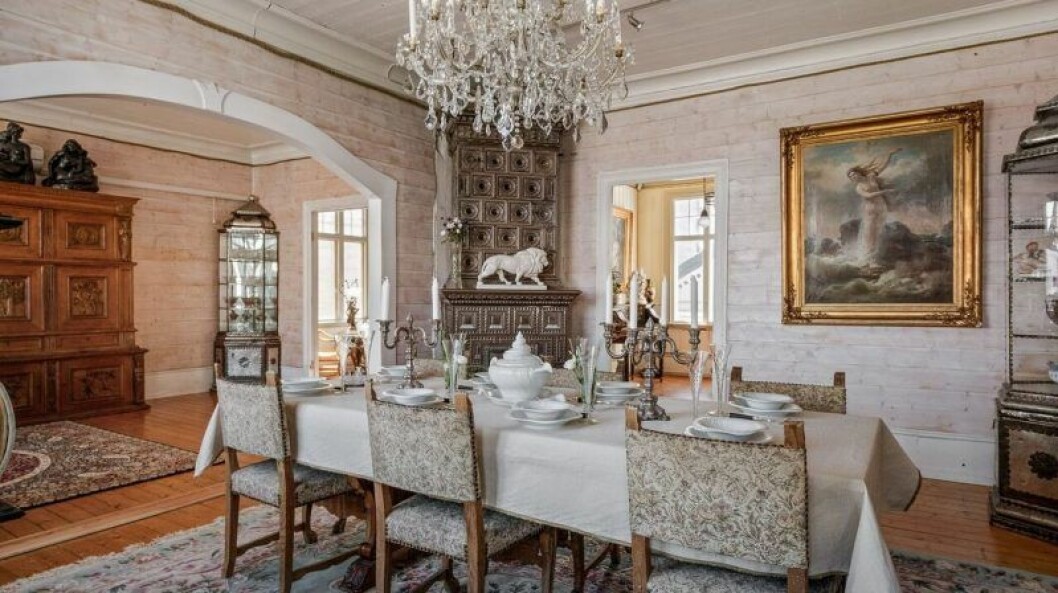 I huset finns flera kakelugnar. Foto: Tomas Gillberg Hus på Smögen till salu på Hemnet