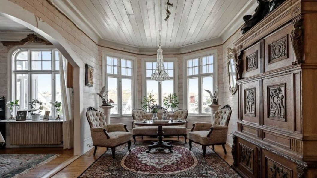 I nuläget är villan inredd med anrika möbler anno sekelskifte. Foto: Tomas Gillberg Hus på Smögen till salu på Hemnet