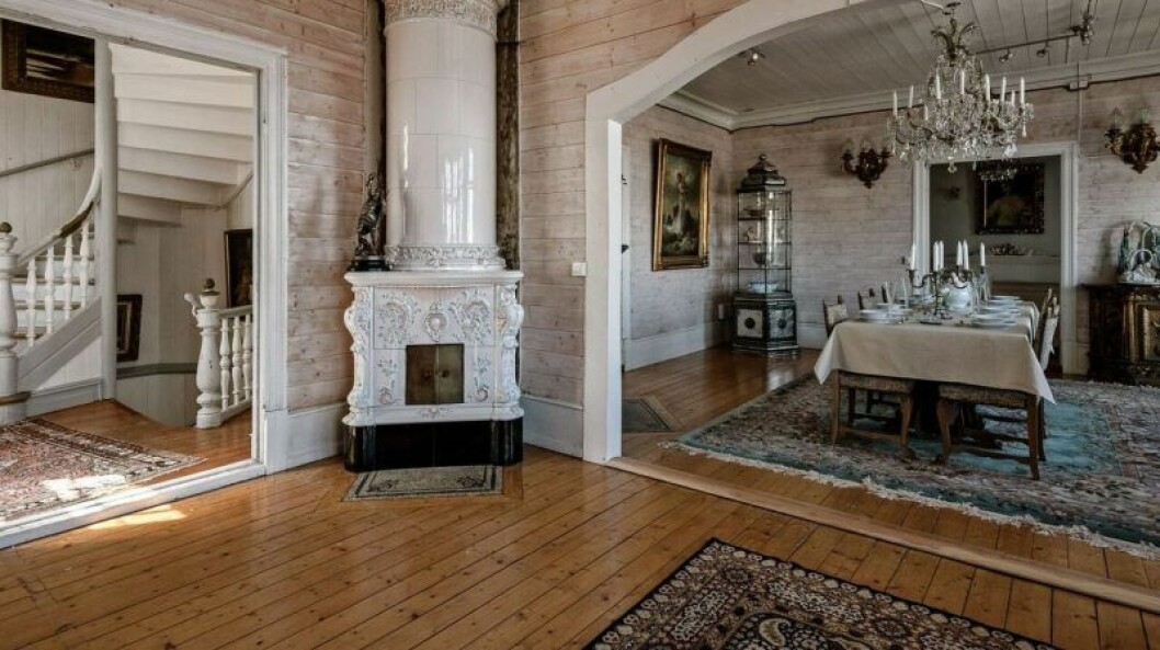 Trapphus med snirkliga detaljer och rum i fil. Foto: Tomas Gillberg Hus på Smögen till salu på Hemnet