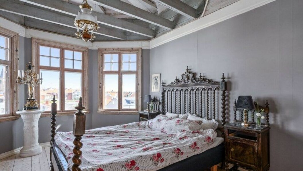 Det mäktiga tornrummet har takhöjd upp i nock. Foto: Tomas Gillberg Hus på Smögen till salu på Hemnet