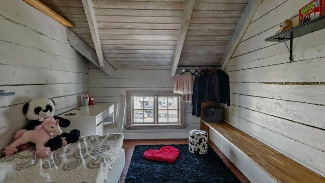 Ett mysigt sovrum som passar till en mindre person. Foto: Tomas Gillberg Hus på Smögen till salu på Hemnet